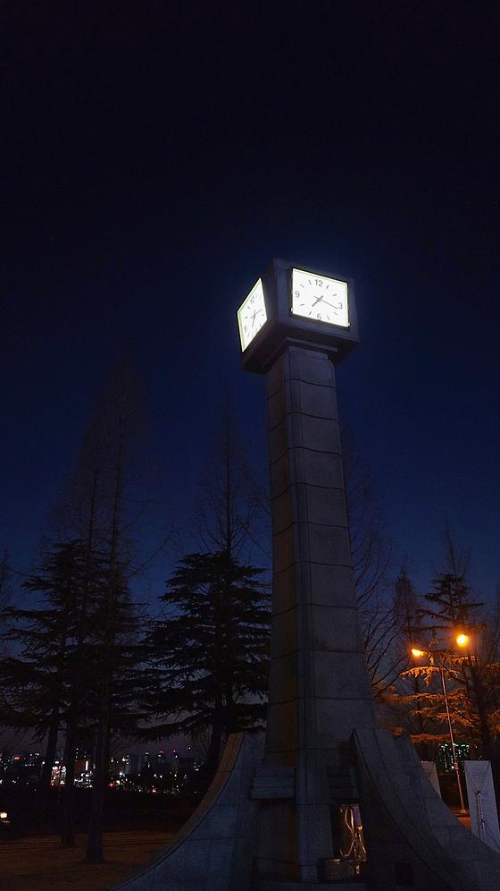 빛나는 밤의 시계탑